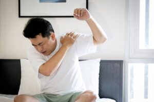 Hombre afectado de calcificación en el hombro. Tendinopatia calcificante. Dr Pablo Carnero. Imatde Arthrosport